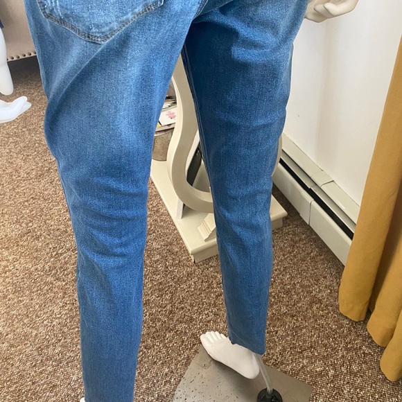 Slightly distressed skinny Jean - Picture 9 of 10